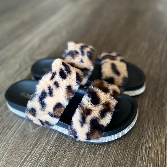 Leopard Slides - Picture 2 of 3